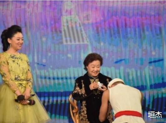 明星|富二代变放羊娃，月入百万住桥洞？靠卖惨博眼球的明星们，别装了