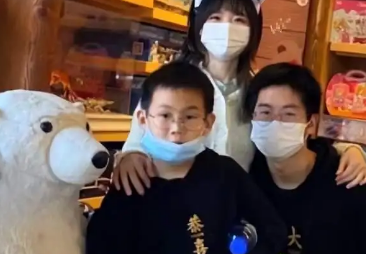 姐姐|姐姐孙悦饭后流泪,孙卓上前“拥抱”,画面温馨却遭网友“吐槽”