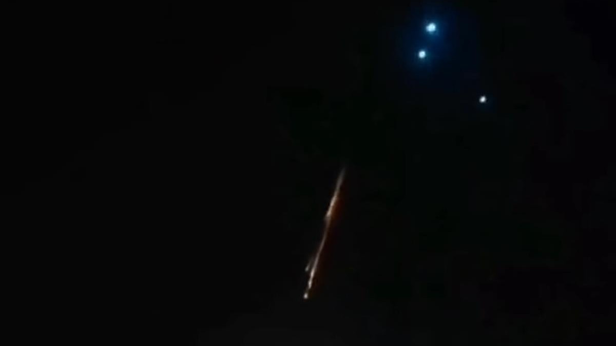 新疆现多个不同色发光体划过夜空奇观，专家：很可能是火流星
