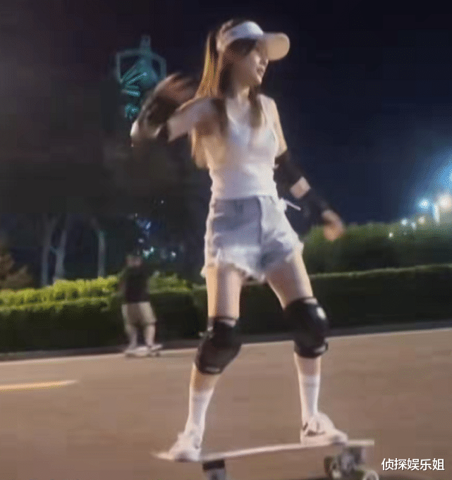 李小璐|40岁李小璐人气高,玩滑板引路人追着拍,被赞白瘦美争相合影