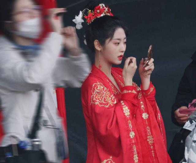 邢菲|邢菲新剧《覆流年》路透:一身红衣婚服造型好惊艳,适配度太高了