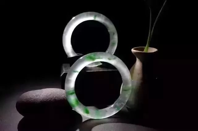 翡翠手镯|为何2万的翡翠手镯，有人说值5万，有人却说只值2千？