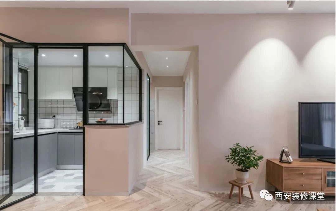 开放厨房怕油烟,这样做比开放还美,而且没有油烟