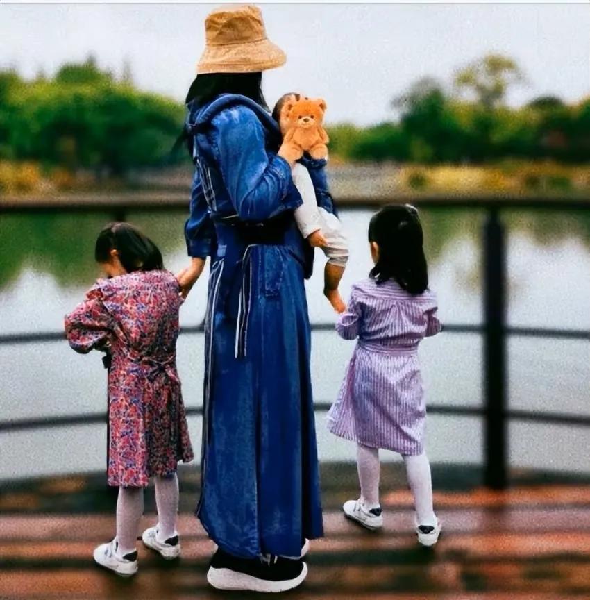 谢娜|谢娜带仨女儿游船超温馨，跳跳俏俏歌声不断，1岁小咘芽发量优越