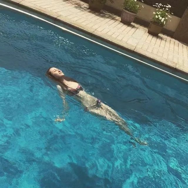 何超云|5000亿赌王千金官宣“下嫁”消防员,相恋7个月就闪婚,全网:窦骁学着点!