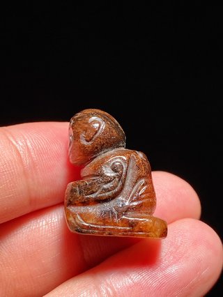 和田玉籽料|汉 和田玉籽料沁色 玉人 跪人 挂件 把件