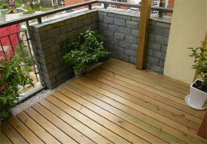 你家有露台吗?有就别浪费了,稍后改造下,加个防腐木会更实用