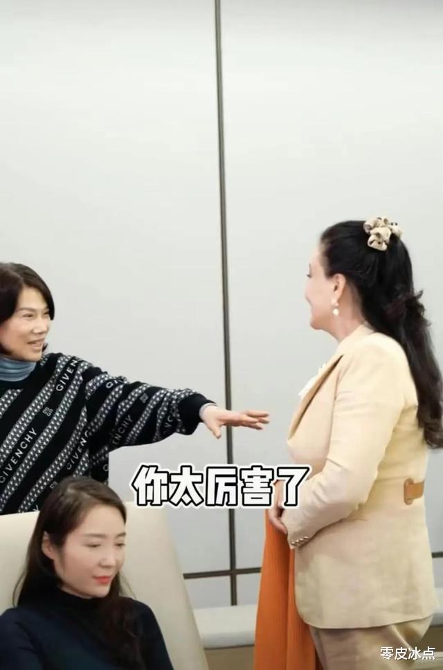 董明珠|张兰与董明珠罕见会面,两人境遇相似,都是单亲妈妈带儿子生活