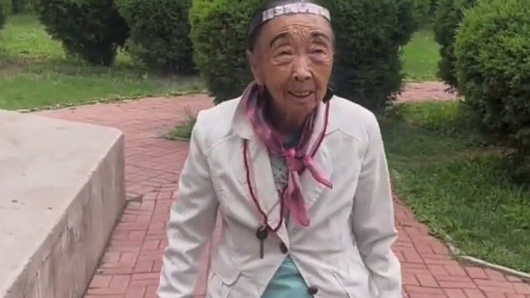 85岁马玉琴红肚兜外穿录视频，网友却在关注发际线：抹的锅底灰？