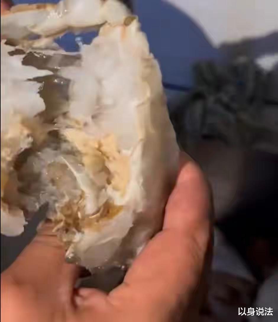 江苏淮安,男子在路边等人时,花400元买了4箱注了水的海鲜