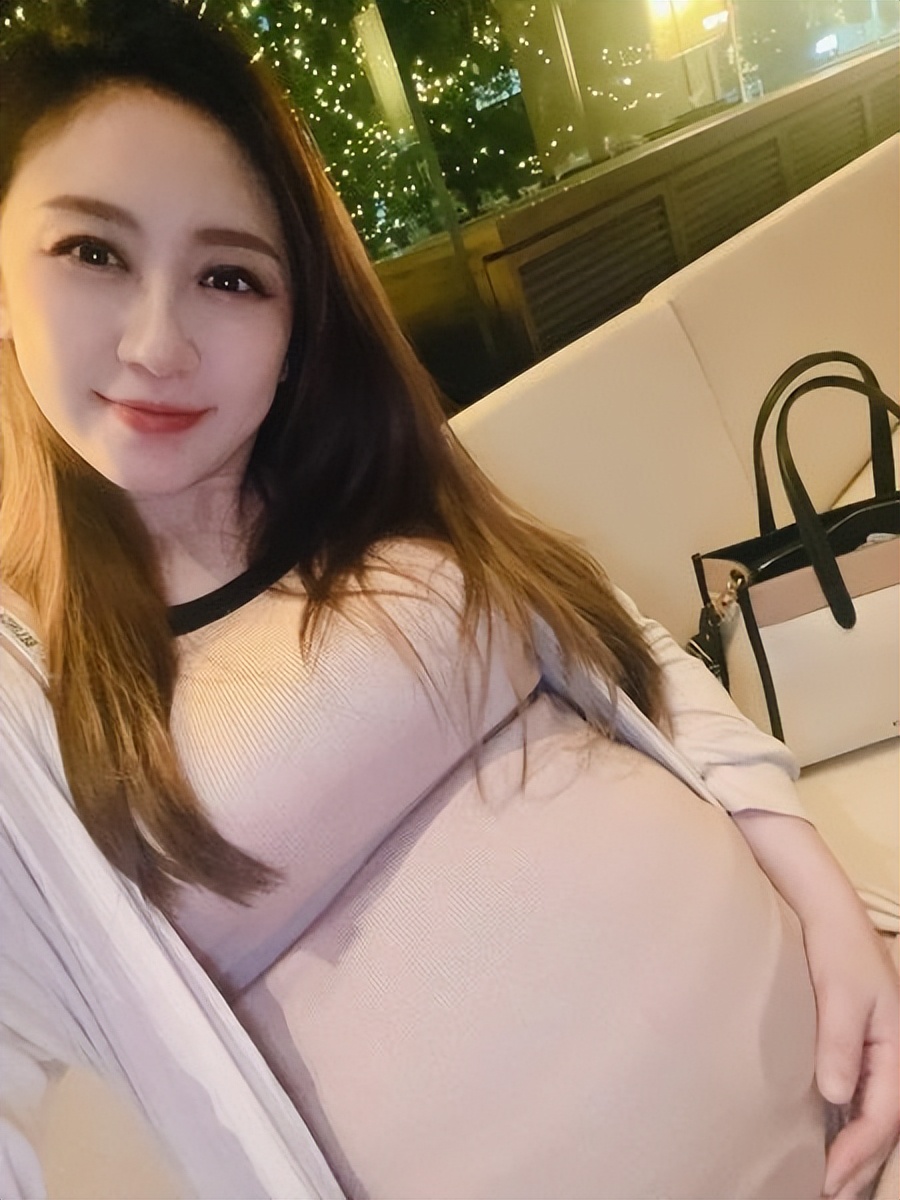 |挺8月孕肚上节目挨酸“缺钱”，女星怒杠酸民！