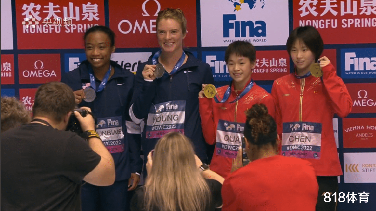 全红婵|耍宝! 全红婵夺冠颁奖预演为对手鼓掌, 戴金牌老实转脸冲镜头做鬼脸