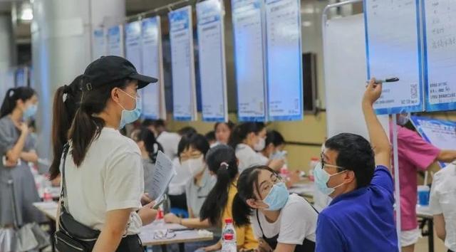 大学生|2022华为校招名单被公开，薪资待遇让人慕了，都是清一色名校生！