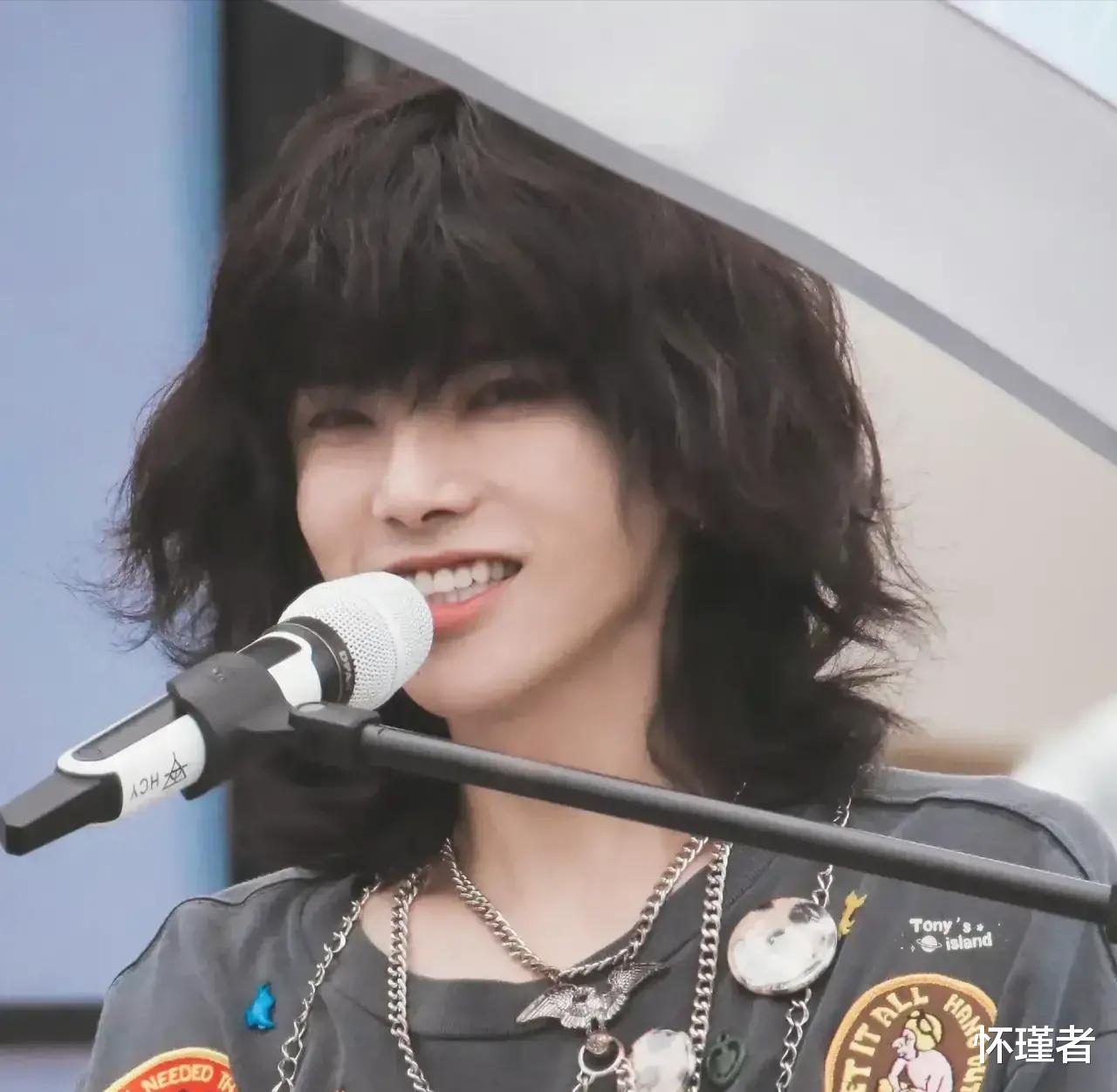 华晨宇|华晨宇挑战“女性卷发”,不仅穿衣风格越来越娘,妆容也开始变化