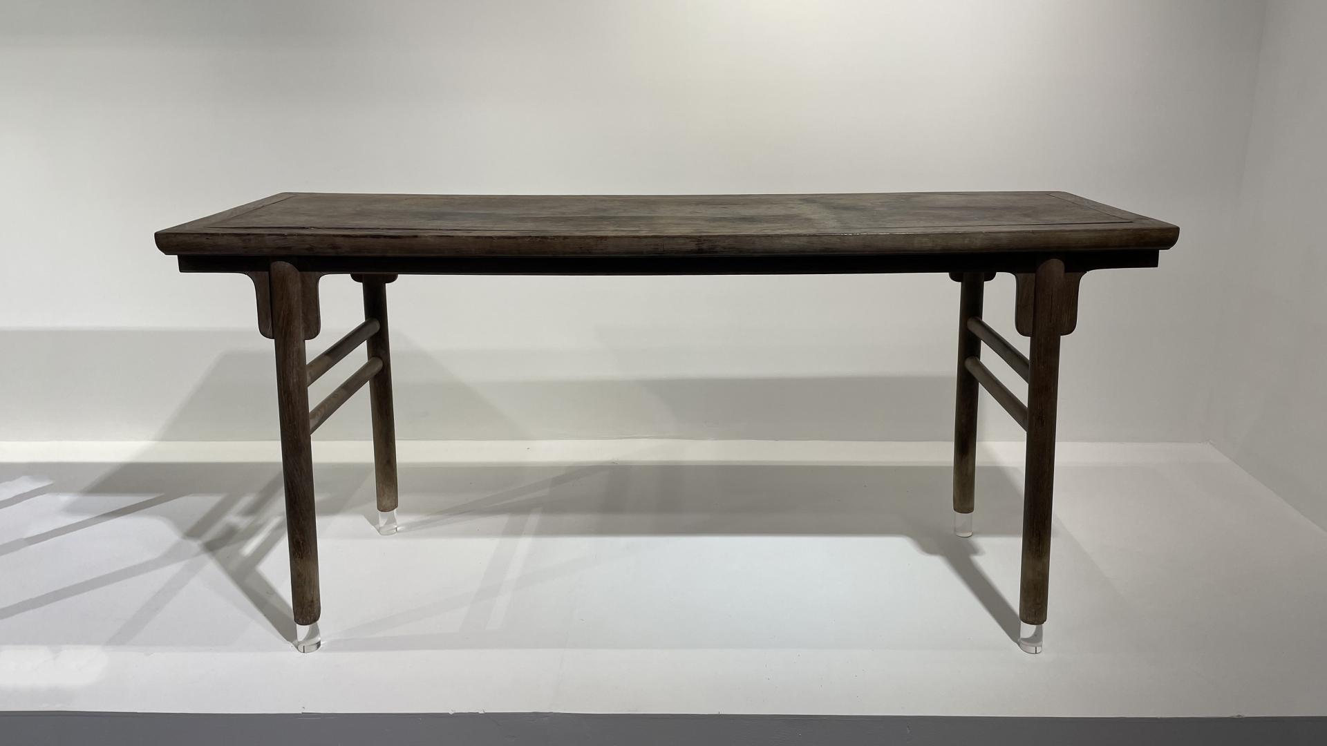 |干皮壳、窄边框镶独板，黄花梨平头案踩玻璃足