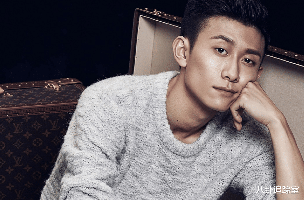 张一山|太长情！张一山在车内与人热吻，同回公寓疑似同居，是法拉利女主