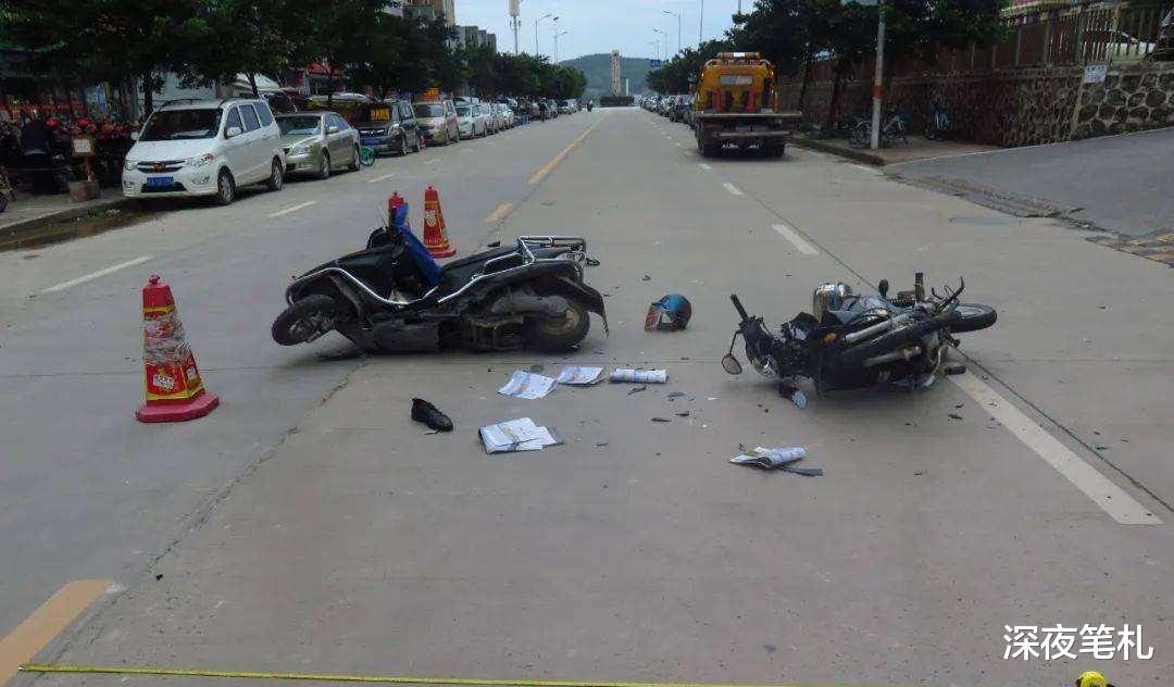 北京昌平,摩托车加速抢绿灯撞飞2辆闯红灯电动车,致3人严重受伤