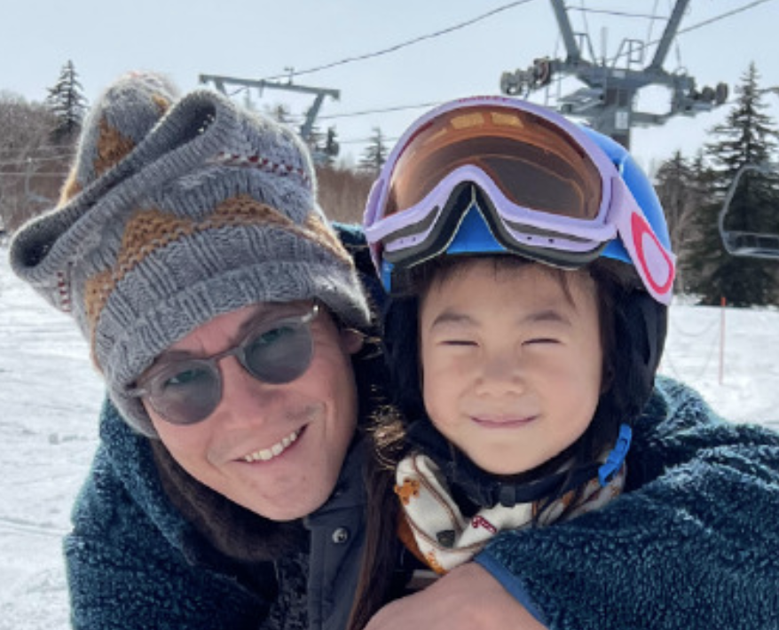 街拍|陈冠希晒父女雪中合影，将Alaia紧搂怀中，秦舒培视角下父爱爆棚