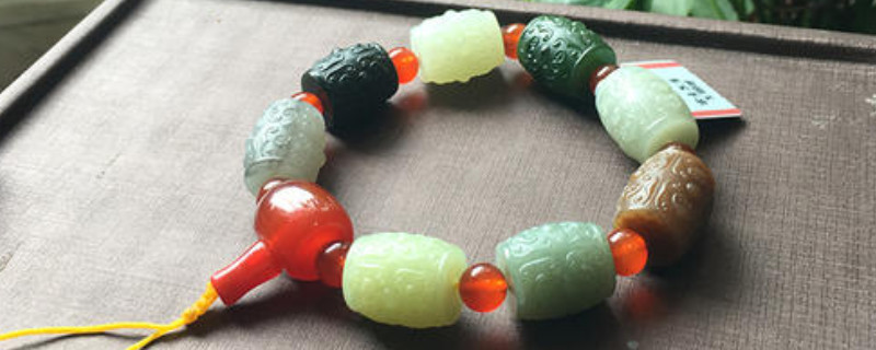 蜜蜡|菠菜绿和田玉的鉴别方法