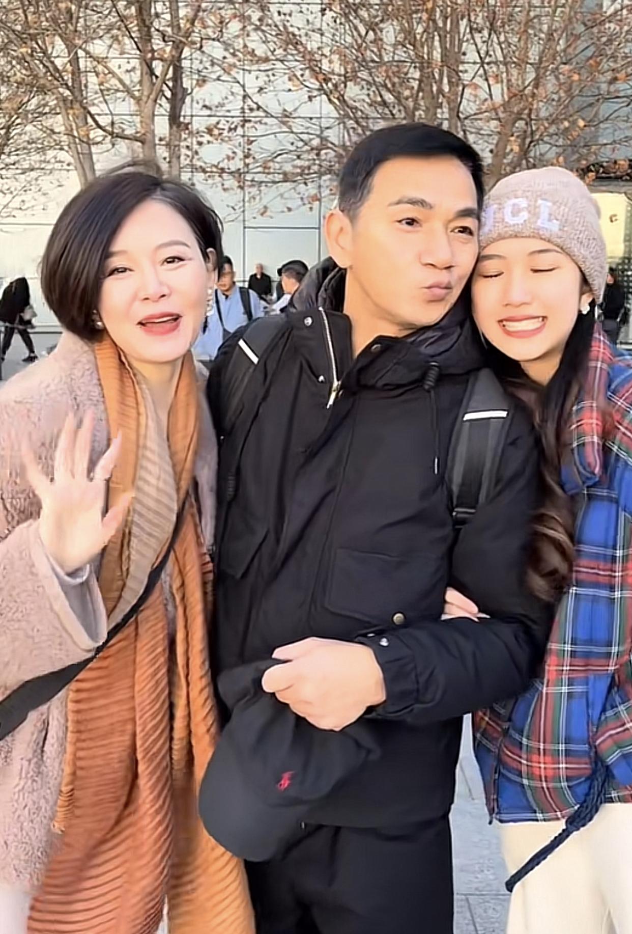 骆达华|港星骆达华远赴英国过年,娇妻街头送吻,学霸女儿亭亭玉立颜值