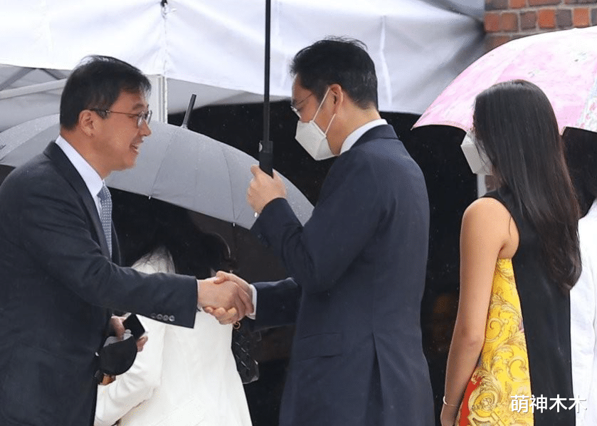 |三星最小继承人罕见露面，穿短裙参加婚礼，韩国网友指责她不礼貌