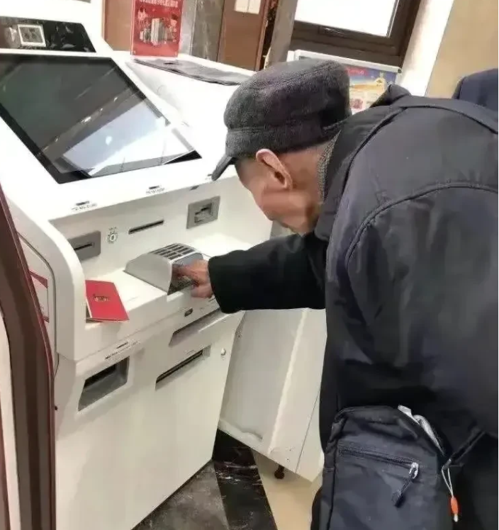 四川乐山,沈大爷在银行存了22万余元,去世前,沈大爷立遗嘱将该笔财产赠送给其侄女范某