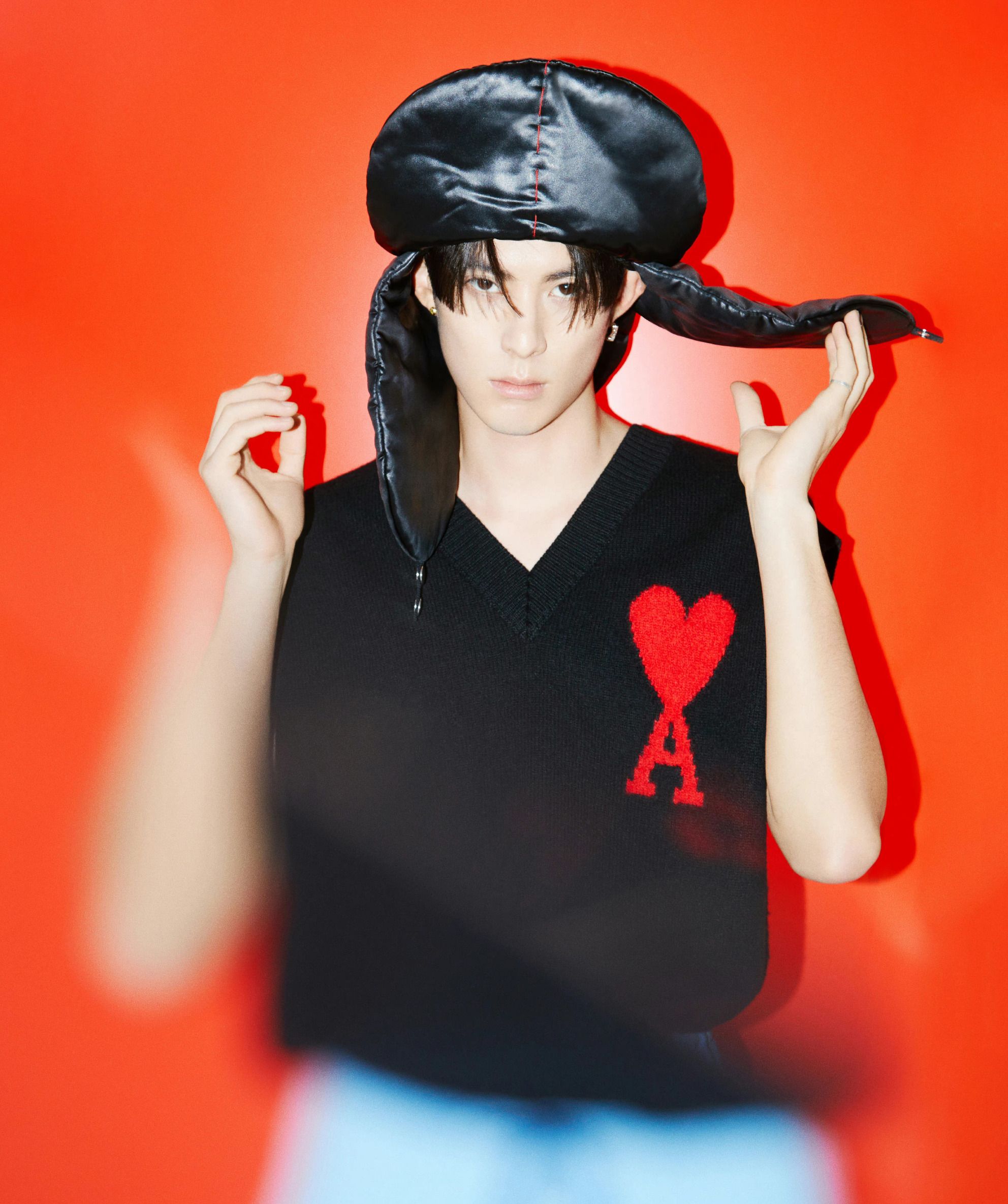 短发 王鹤棣一出场就惊艳了！梳中分发型帅气十足，举手投足好洋气