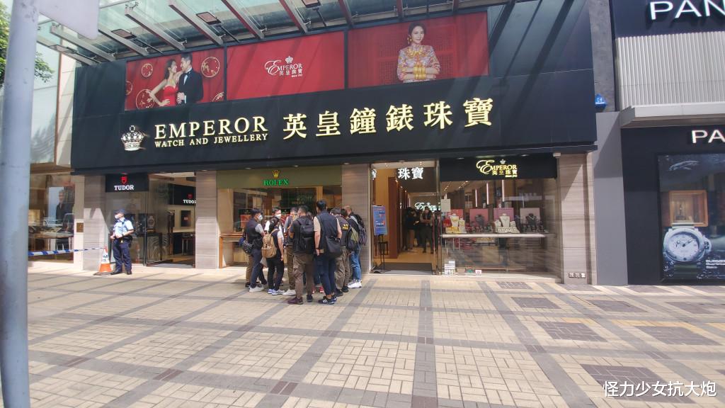 刚刚！香港尖沙咀珠宝店被抢劫！