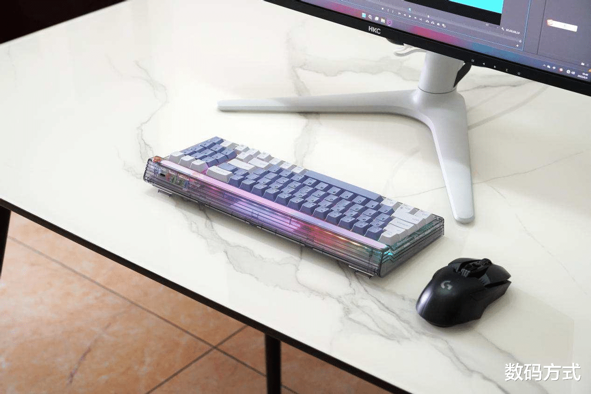 透明设计配合RGB灯效有多好看？新贵GM780三模机械键盘成桌搭新宠
