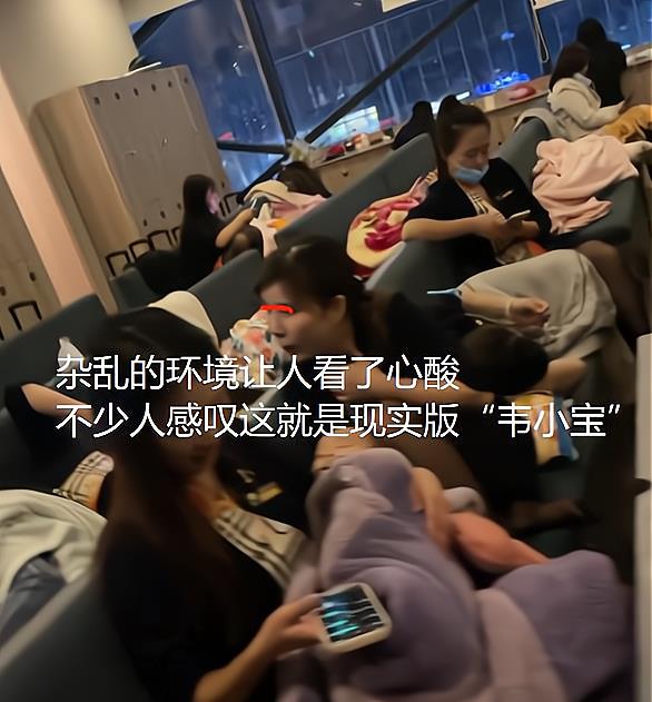 女技师带娃上班,抱着孩子等待客人点单