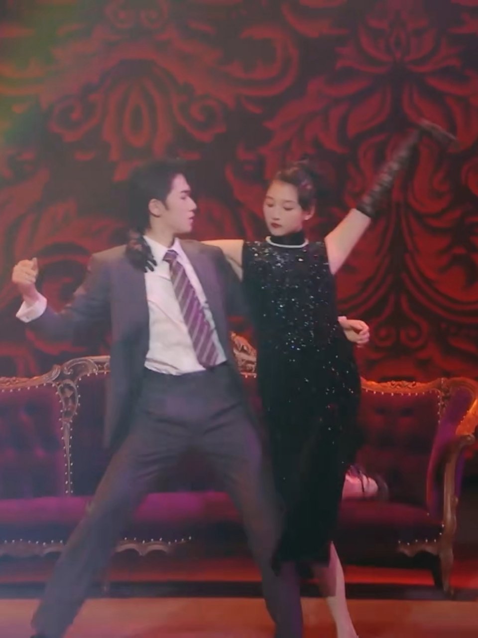 宋亚轩|宋亚轩“秒认”易烊千玺，和关晓彤跳舞时，“绅士手”被力赞