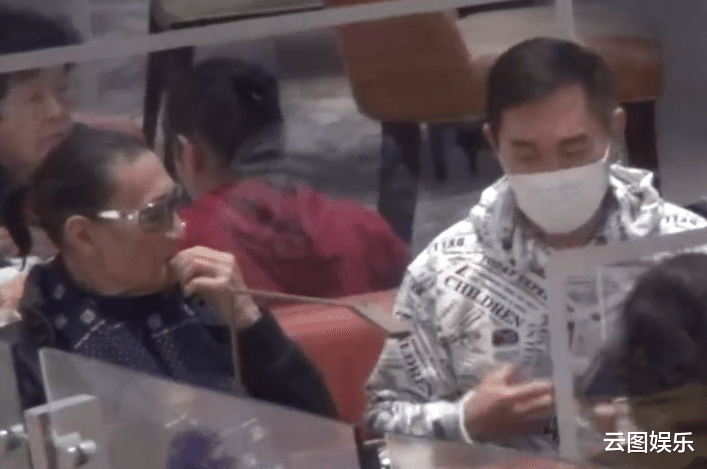 谢贤|狄波拉与2任丈夫聚会，当众搂抱亲吻前夫谢贤，表现亲密毫不避嫌