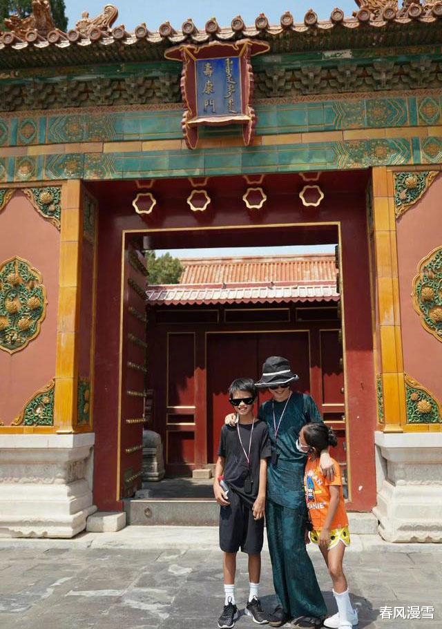 孙俪|孙俪素颜参加孩子的义卖,干练朴实,没曾想其隶书意外“火”了