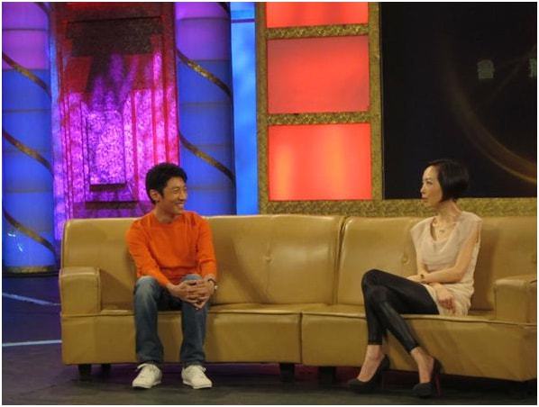 鲁豫|清华教授怒斥鲁豫:这人没教养,每次嘉宾出来,她都坐沙发上握手