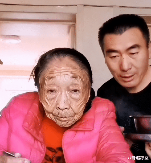 李玉成|菜不够水果来凑?李玉成做饭偷懒,马玉琴直播间落泪,网友:丢人