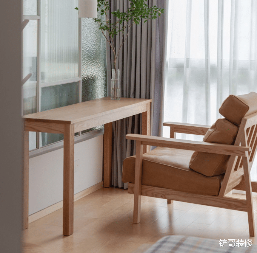 用实木打造极简空间，扭转采光微弱的缺陷，这才是年轻人该有的家