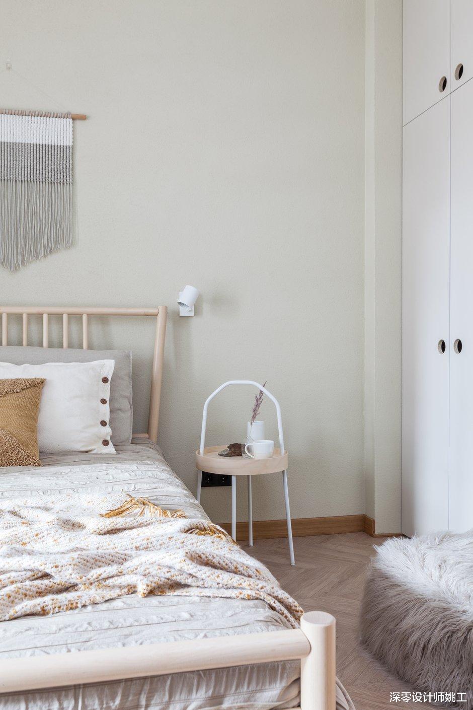 45㎡小但不杂乱,大开间客厅改小,中间巧用玻璃砖划出独立卧室