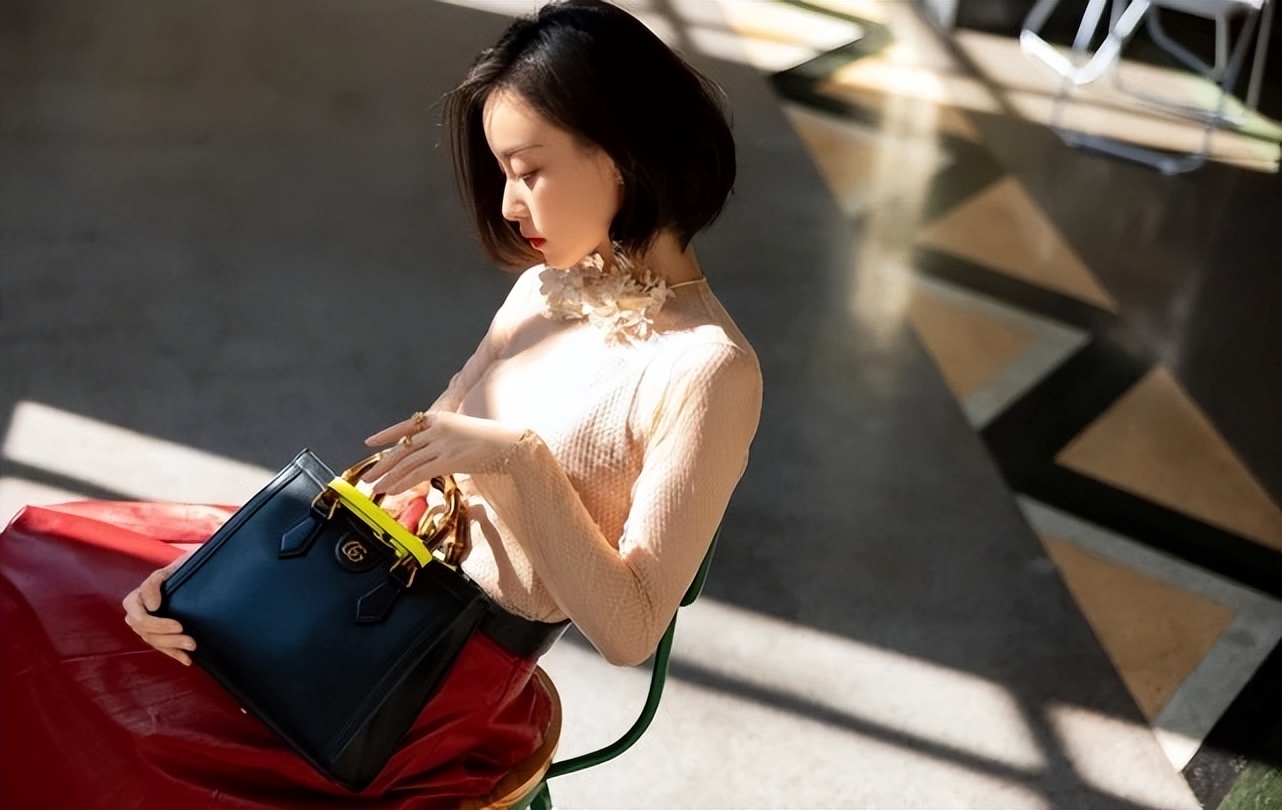 倪妮|倪妮Gucci新广告竟赢了刘雯！穿露脐装配驴蹄鞋潮出新高度，身材真辣