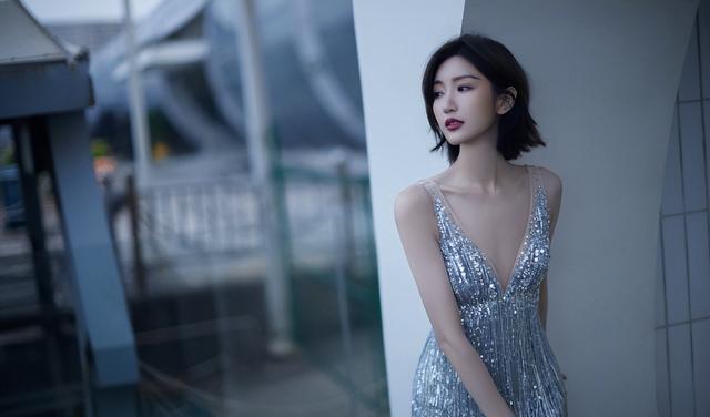 毛晓彤|毛晓彤身穿银色礼裙大秀美背！肤白貌美身材曼妙性感撩人