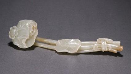 和田玉籽料|清代 和田玉籽料荷塘月色如意