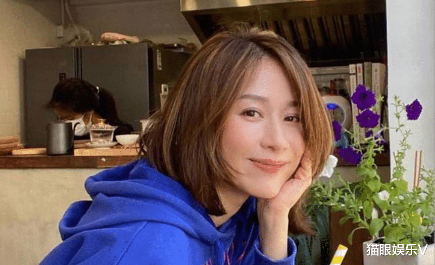 邝文珣|47岁女星复出做网红，晒自拍美照，曾被传闻遭有钱老公暴打