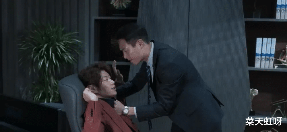 悬崖|黄景瑜在《罚罪》中饰演的“常征”,谁能想到,一出场就暴露了自己。