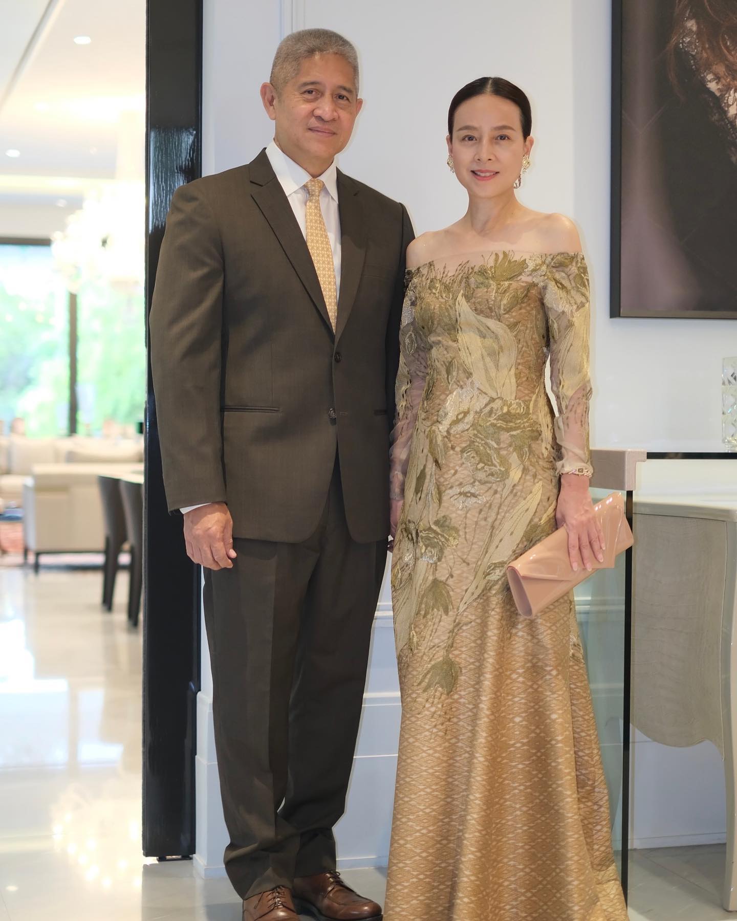 爱马仕|56岁富婆伍伦盼穿斜肩花朵裙闪耀晚宴！和帅气老公秀恩爱，好嫩啊