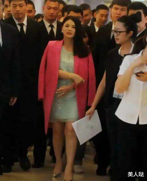 李湘|李湘离婚后放飞自我！穿大衣难掩臃肿身形，两排保镖开路太有女霸总范