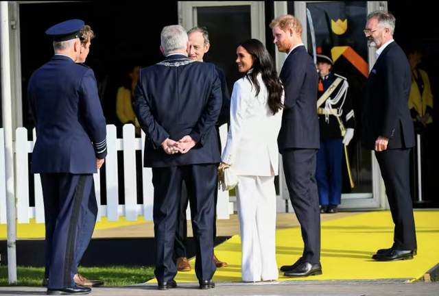 威廉|哈里梅根亮相荷兰，终于不再秀恩爱；王子见到人群如出笼鸟般激动