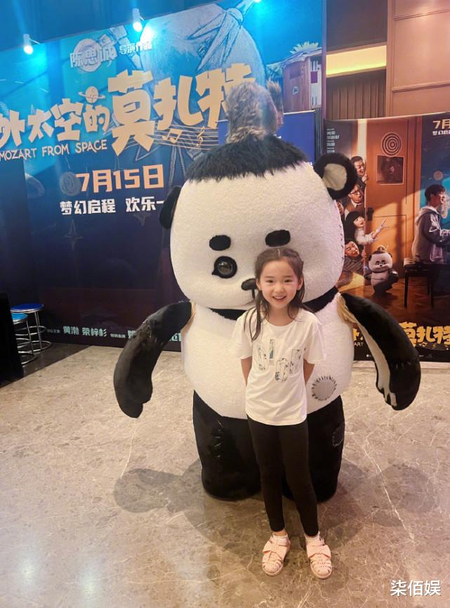 董璇|董璇带女儿看陈思诚新作并大赞,小酒窝五官俏丽,笑起来超像妈妈
