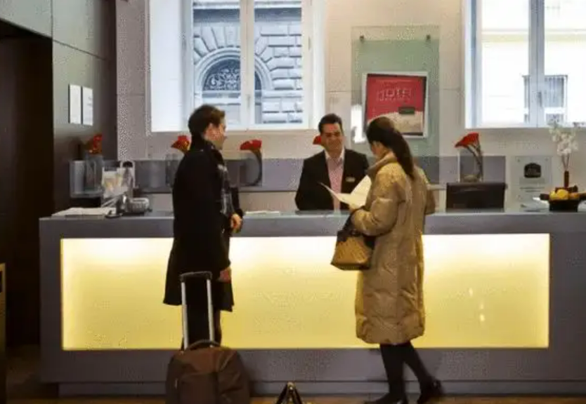 非夫妻关系的异性男女朋友,入住酒店同一房间属于违法吗?