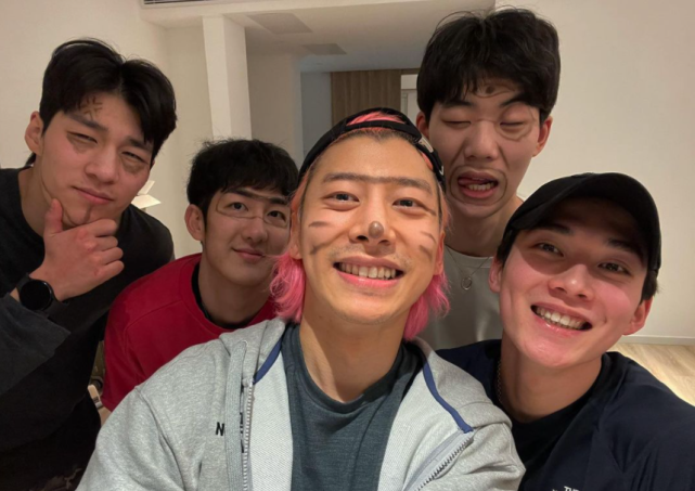韩国队|韩国运动员享受冬奥村生活 开心自拍合影