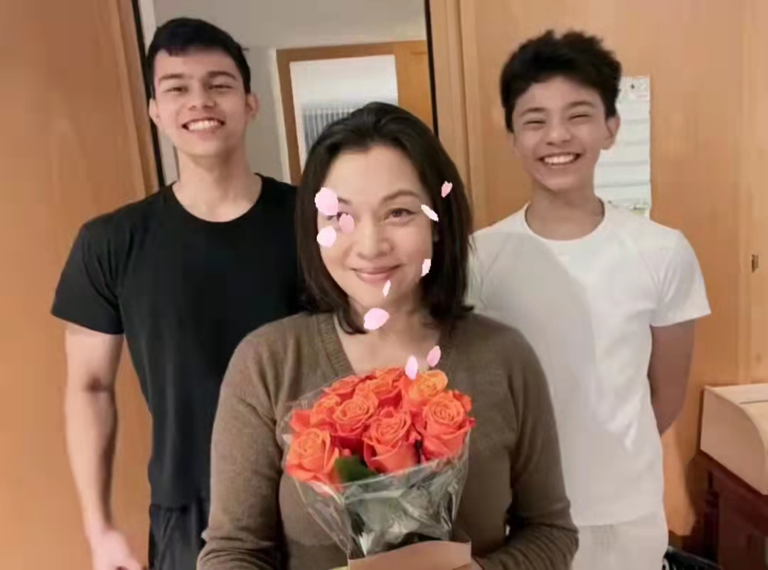 史可|58岁史可素颜现身，与外籍富豪老公举杯畅饮，两混血儿子高大帅气