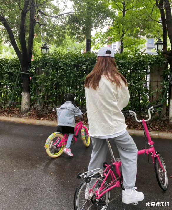 陈赫|陈赫妈妈晒与儿媳合照,张子萱带婆婆“挑染头发”,婆媳关系融洽